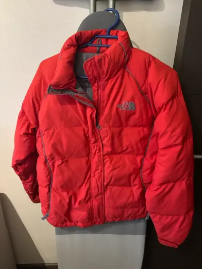 Chaqueta The North Face roja acolchada - miniatura 1