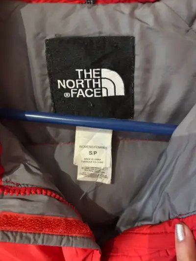 Chaqueta The North Face roja acolchada - miniatura 2
