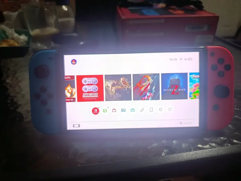 Consola Nintendo Switch con Joy-Con azul y rojo - 1