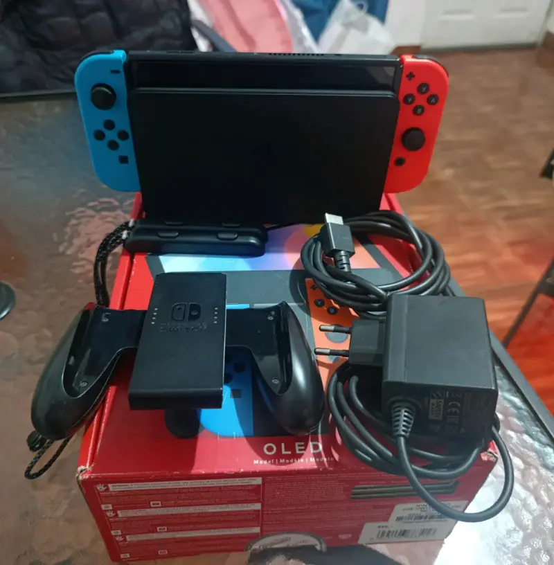 Consola Nintendo Switch con Joy-Con azul y rojo - 2