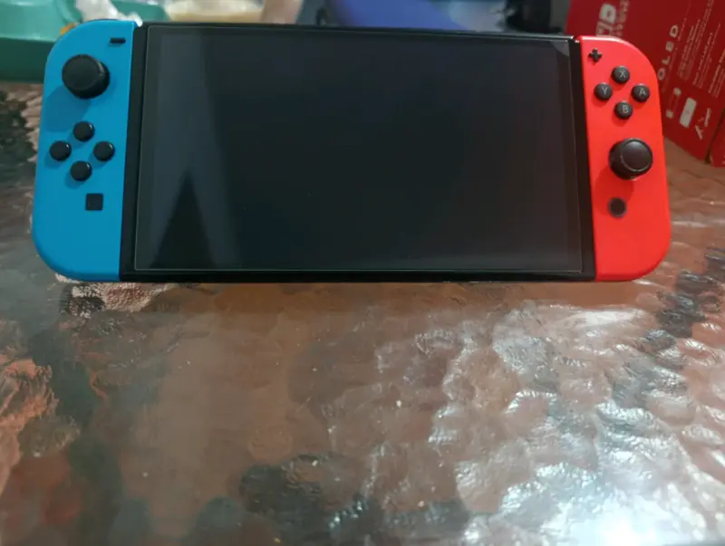 Consola Nintendo Switch con Joy-Con azul y rojo - 3