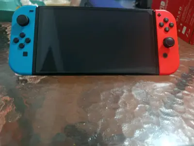 Consola Nintendo Switch con Joy-Con azul y rojo - miniatura 3