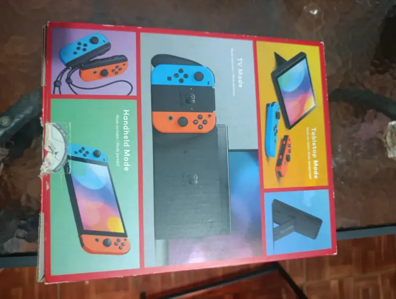 Consola Nintendo Switch con Joy-Con azul y rojo - 4