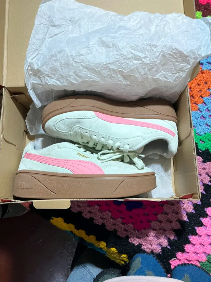 Zapatillas Puma blancas con detalles rosados - 1