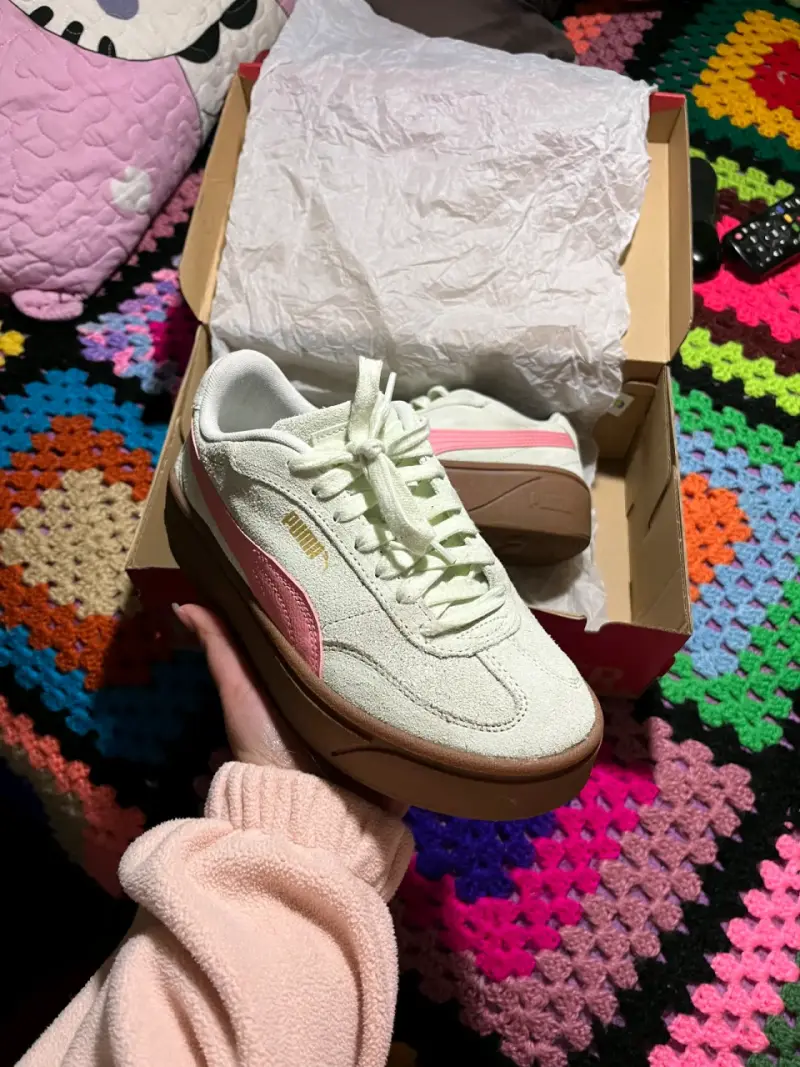 Zapatillas Puma blancas con detalles rosados - 2