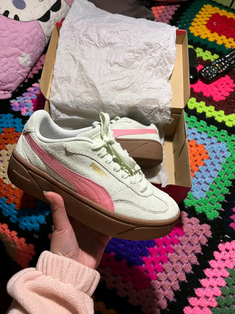 Zapatillas Puma blancas con detalles rosados - 3