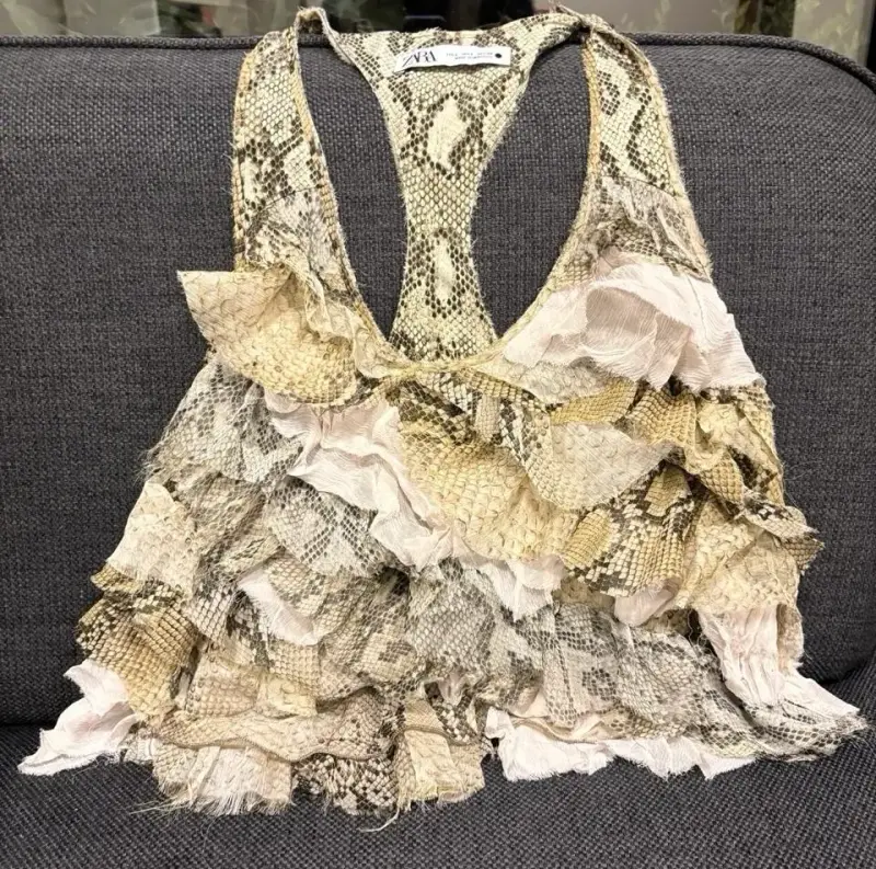 Top de encaje con estampado de serpiente