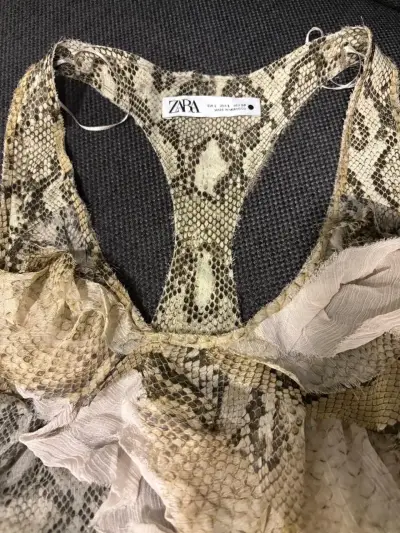 Top de encaje con estampado de serpiente - miniatura 3