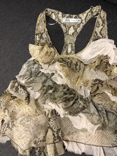 Top de encaje con estampado de serpiente - miniatura 6