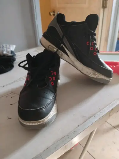 Zapatillas deportivas negras con detalles rojos - miniatura 1