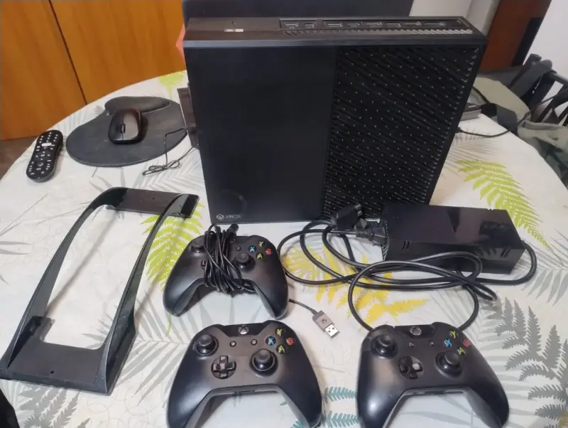 Consola Xbox One con dos controles y juegos
