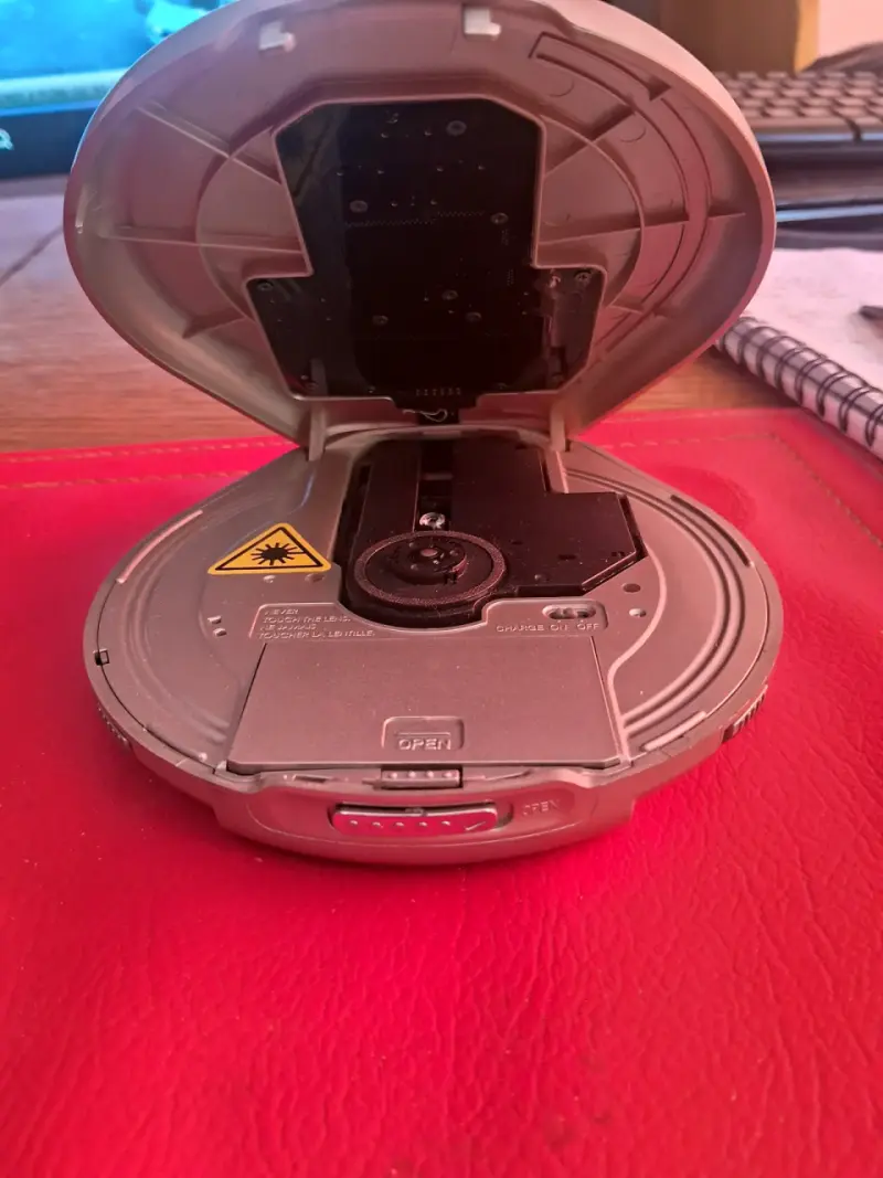Reproductor de CD portátil con radio AM/FM - 3
