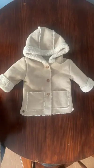 Abrigo de bebé con capucha beige - miniatura 1