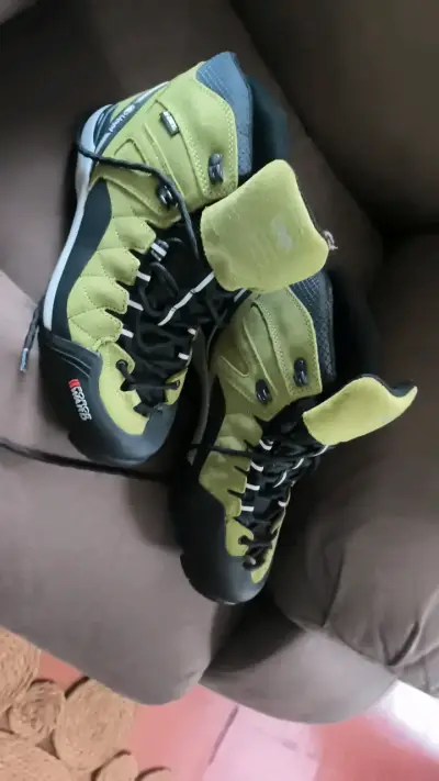 Botas de montaña impermeables verde y negro - miniatura 1