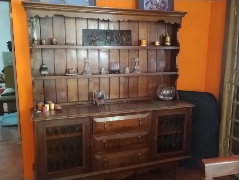 Aparador de madera con estantes vintage