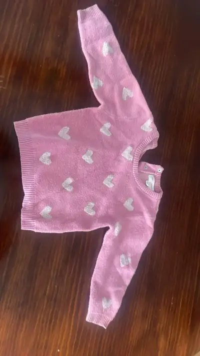 Suéter rosado de corazones para niña - miniatura 1