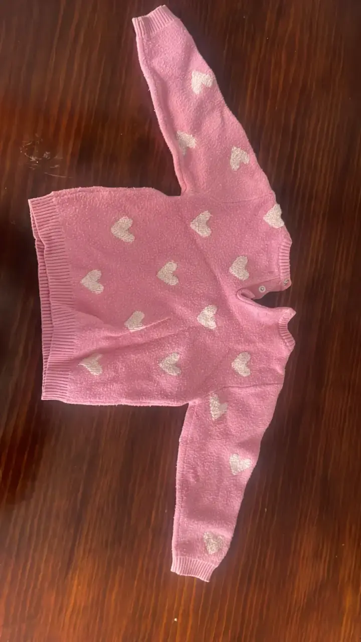 Suéter rosado de corazones para niña - 2