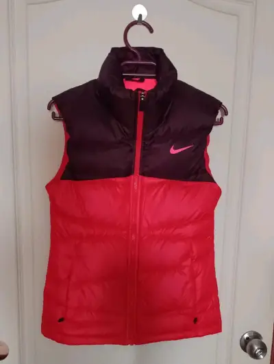Chaleco acolchado Nike rojo claro y café oscuro - miniatura 1