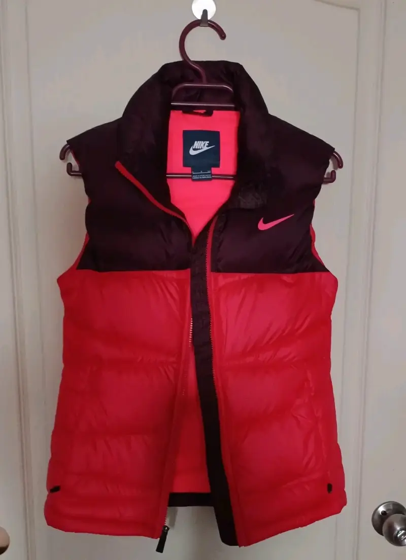 Chaleco acolchado Nike rojo claro y café oscuro - 2
