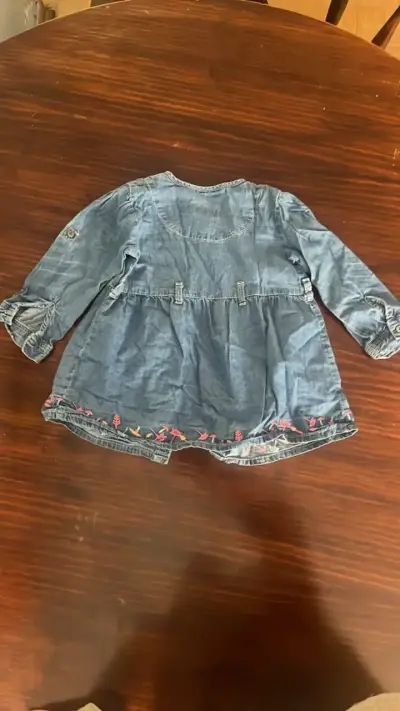 Vestido de mezclilla para niña con bordado - miniatura 3