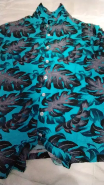 Camisa hawaiana azul con hojas tropicales - miniatura 1