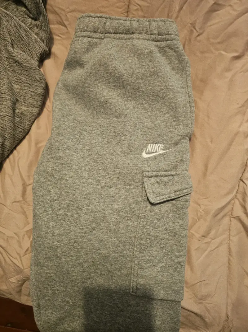 Pantalones deportivos Nike grises con bolsillo - 1
