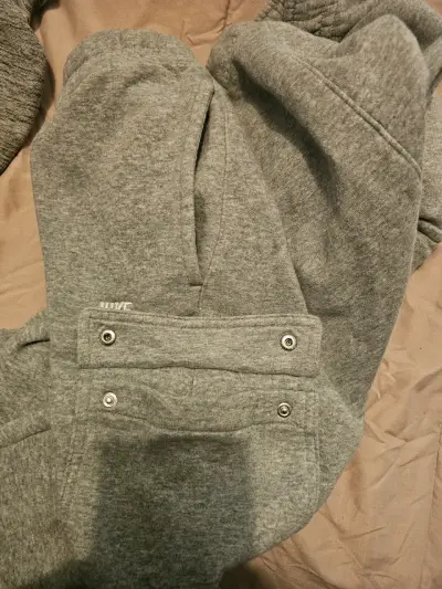 Pantalones deportivos Nike grises con bolsillo - miniatura 2