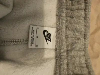 Pantalones deportivos Nike grises con bolsillo - miniatura 3