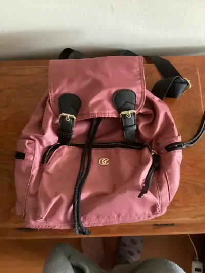 Mochila rosada con detalles negros - miniatura 1