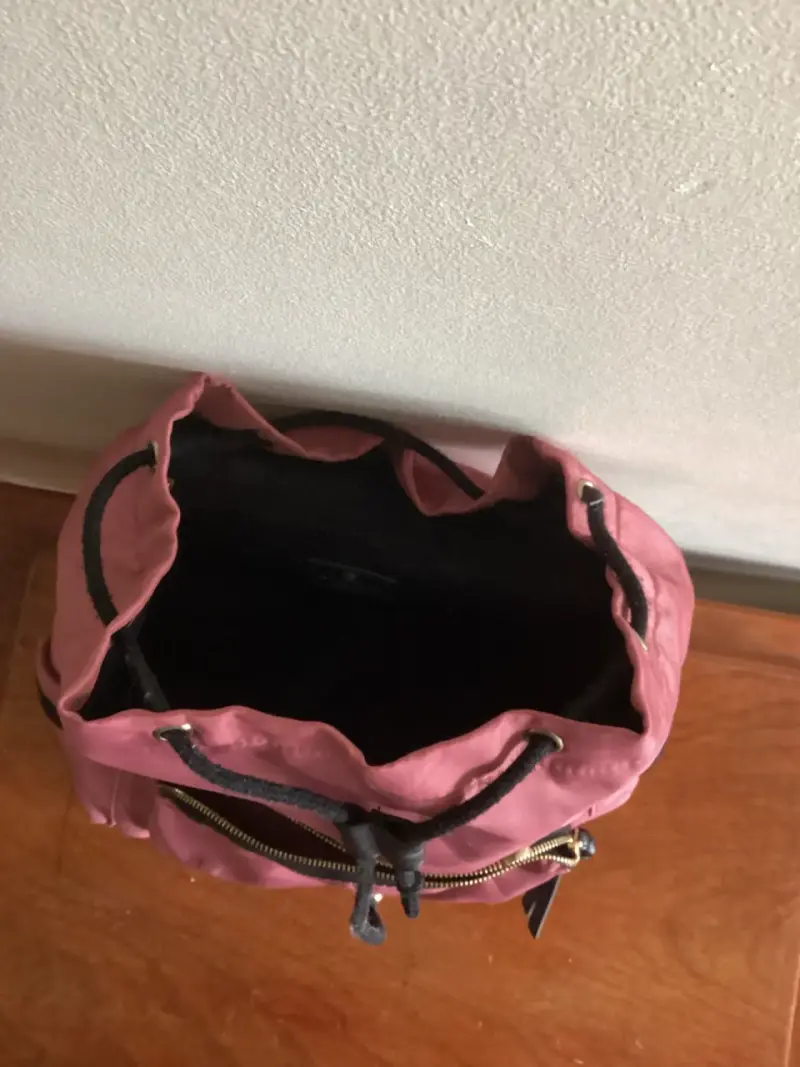 Mochila rosada con detalles negros - 2