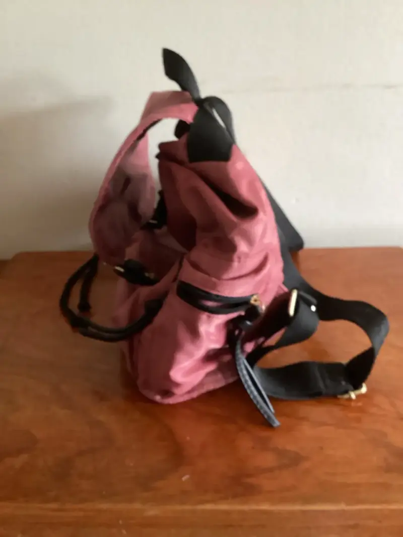 Mochila rosada con detalles negros - 3