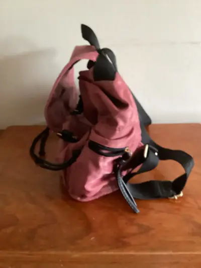 Mochila rosada con detalles negros - miniatura 3