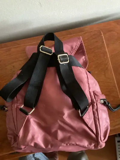 Mochila rosada con detalles negros - miniatura 4