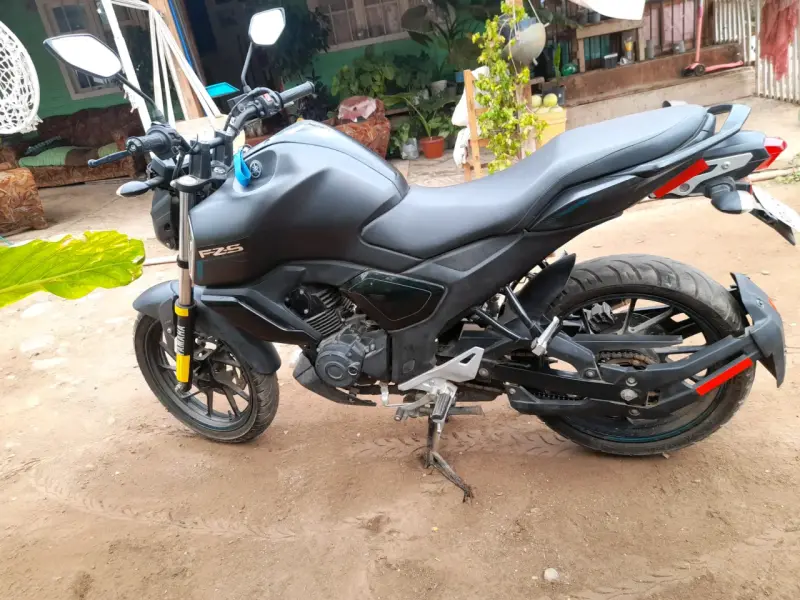 Moto Yamaha FZ-S negra en buen estado - 1