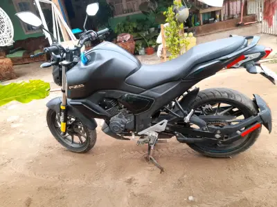 Moto Yamaha FZ-S negra en buen estado - miniatura 1
