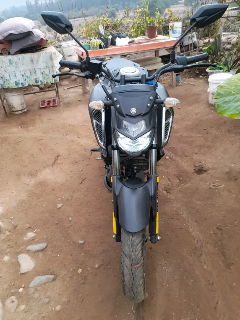 Moto Yamaha FZ-S negra en buen estado - 2