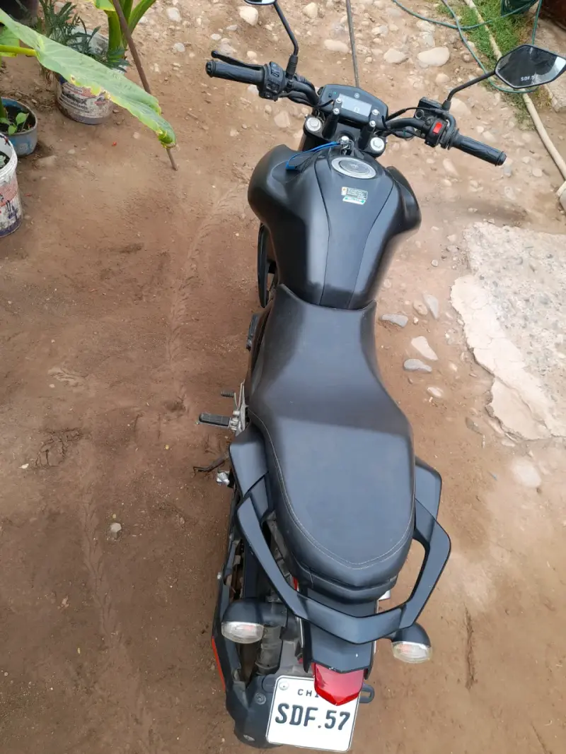 Moto Yamaha FZ-S negra en buen estado - 3