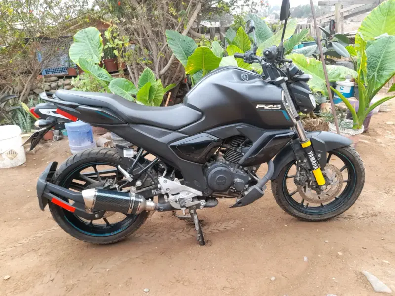 Moto Yamaha FZ-S negra en buen estado - 4