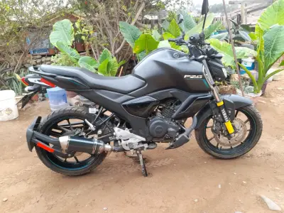 Moto Yamaha FZ-S negra en buen estado - miniatura 4