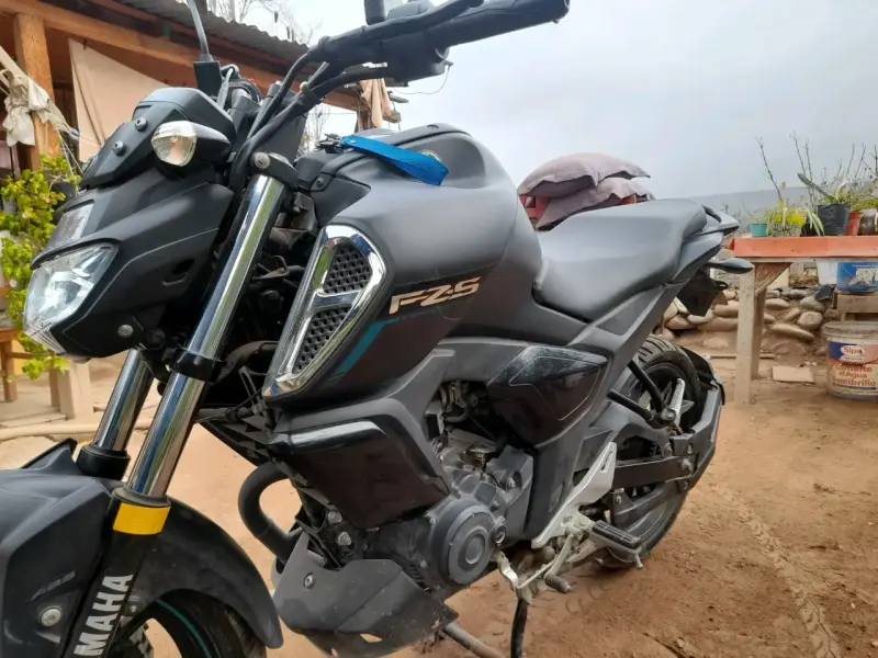 Moto Yamaha FZ-S negra en buen estado - 5