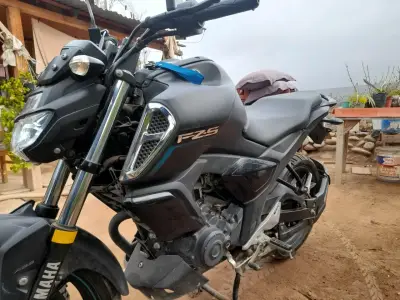 Moto Yamaha FZ-S negra en buen estado - miniatura 5
