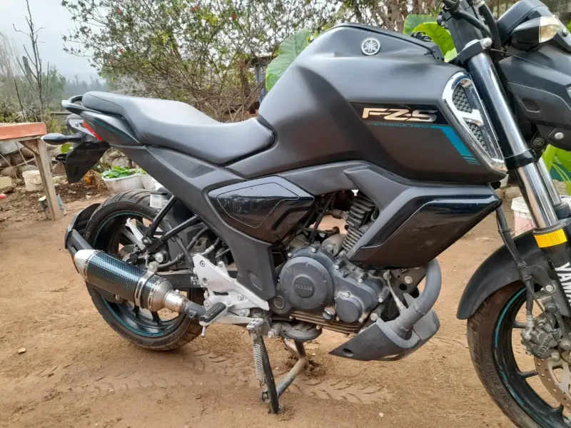 Moto Yamaha FZ-S negra en buen estado - 6