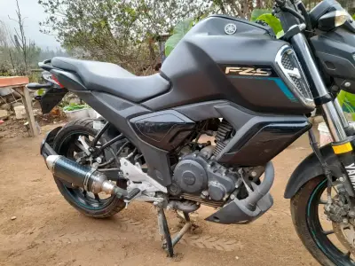 Moto Yamaha FZ-S negra en buen estado - miniatura 6