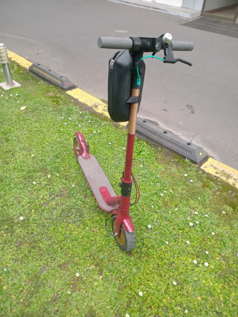 Scooter eléctrico rojo con bolso frontal - 1