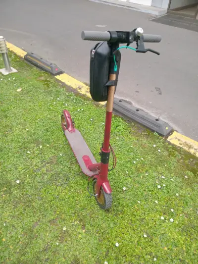 Scooter eléctrico rojo con bolso frontal - miniatura 1