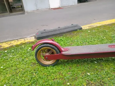 Scooter eléctrico rojo con bolso frontal - miniatura 4