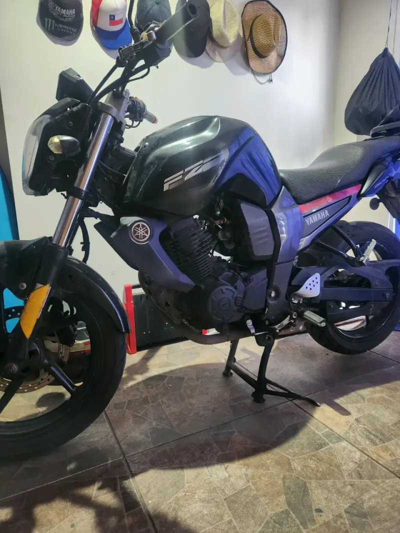 Moto Yamaha FZ en buen estado - 1