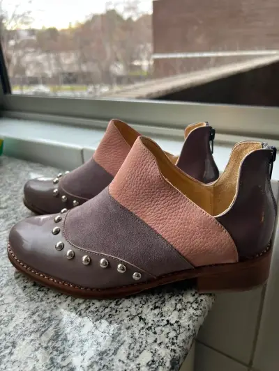 Botines de cuero y gamuza con tachas - miniatura 1