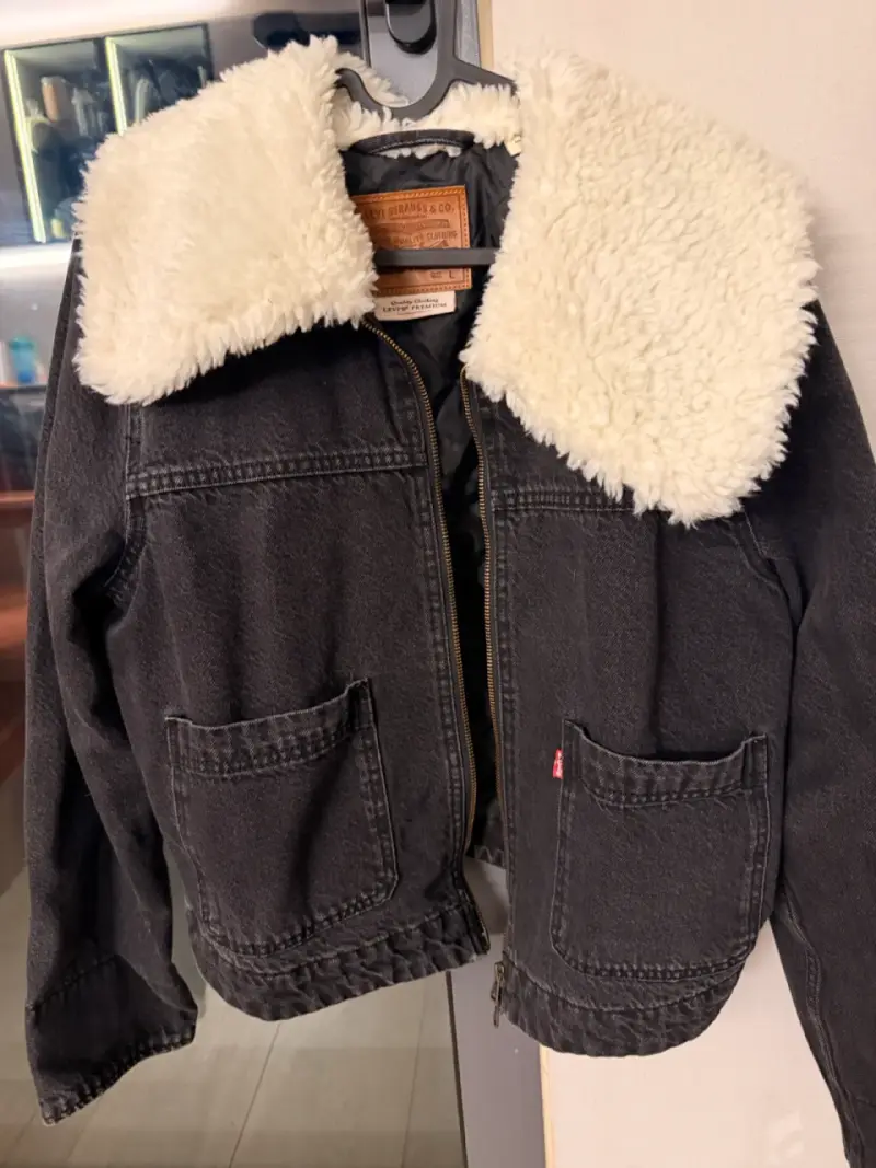 Chaqueta Levi's negra con cuello peludito - 1