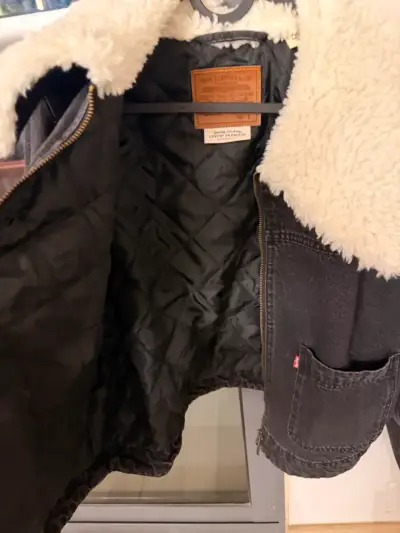 Chaqueta Levi's negra con cuello peludito - miniatura 2